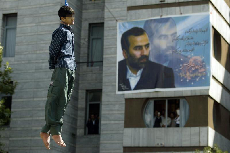 实拍:伊朗公开执行绞刑 现场多妇女儿童