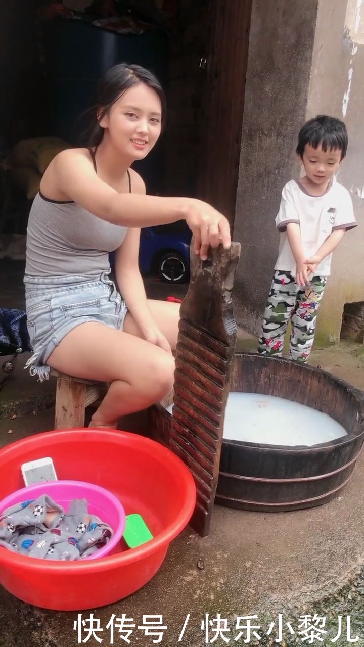 穿着短裤坐着洗衣服的辣妈,这样贤惠的女人不多了 新濠天地开户官网