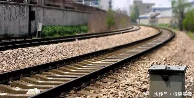 为什么普通铁轨边上有很多小石子, 高铁却没有