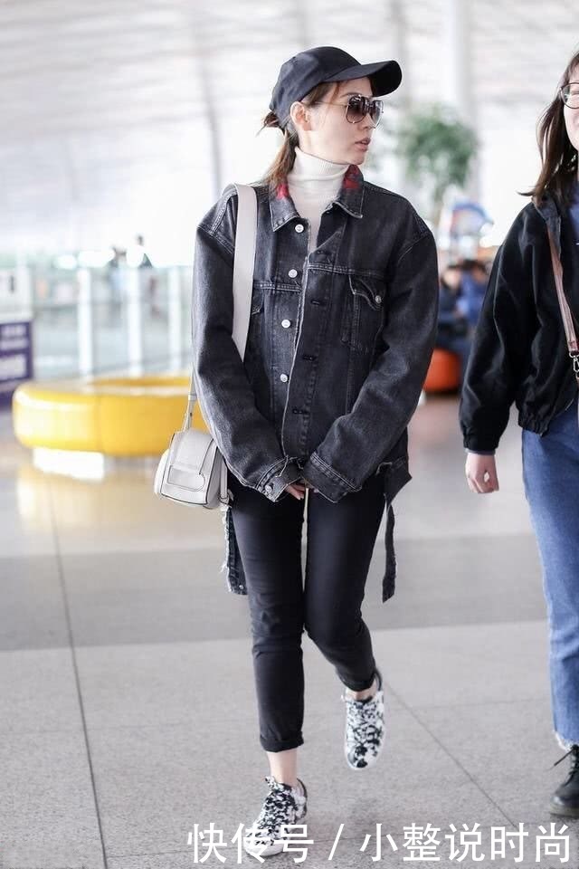 张靓颖穿印花裙搭高跟鞋,牛仔背心穿出时尚新