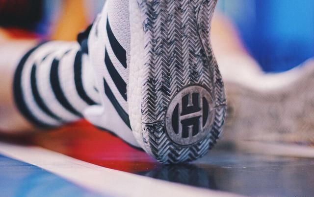 阿迪达斯的头牌,詹姆斯哈登第三代篮球鞋,球鞋