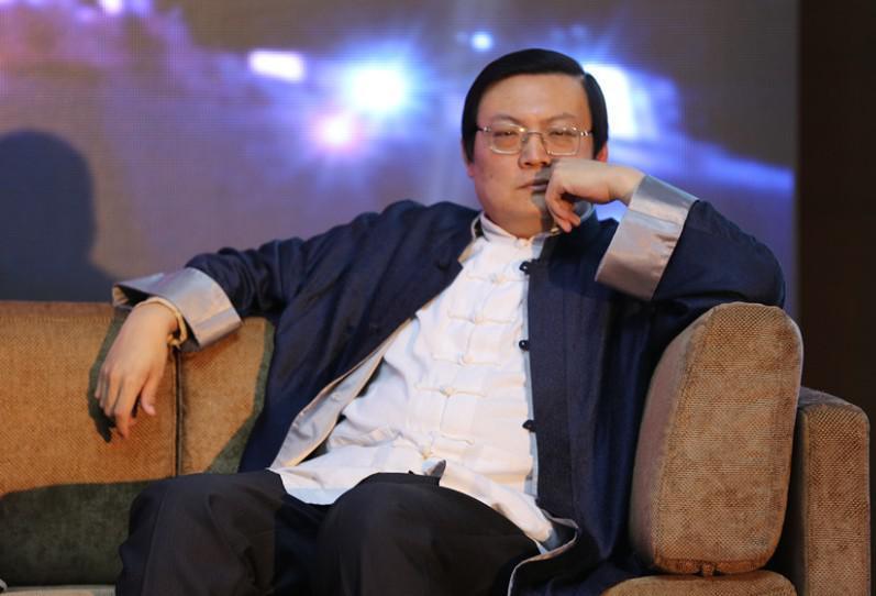 他是毕福剑圈内好友，曾是著名主持人，却也因说错话遭封杀