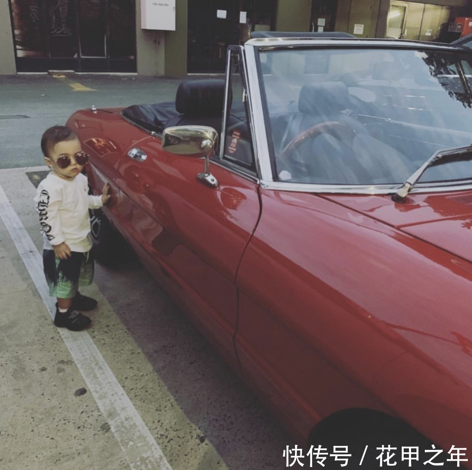 周杰伦晒儿子小小周正面照,戴墨镜一脸傲娇,小