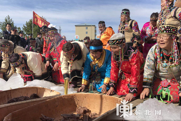 呼玛县第五届开江主题文化周活动启幕 千人品开江鱼大快朵颐