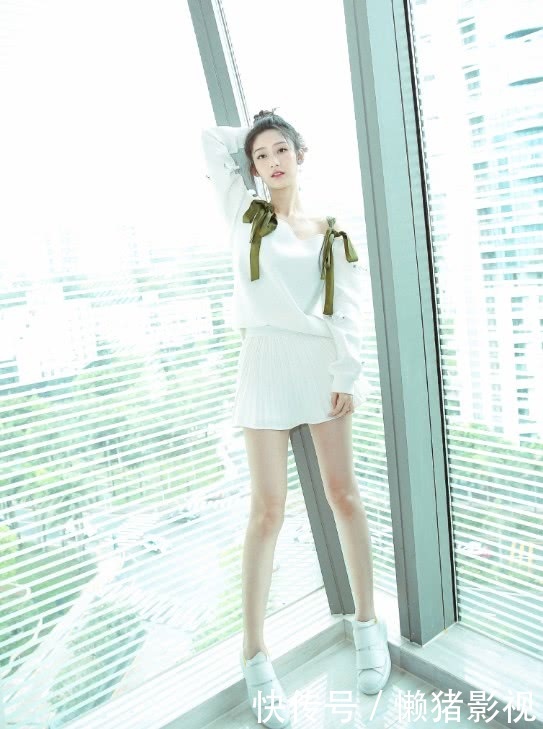 戚砚笛活动秀出小鸟腿太吸睛,连奚梦瑶都要对