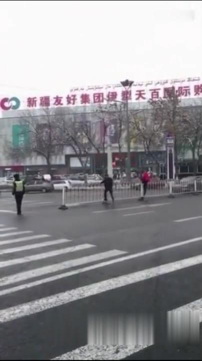 警察执法很人性, 你喜欢翻栏杆我看着, 让你翻个够