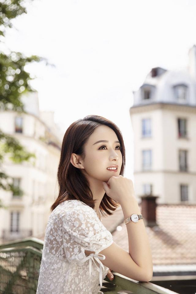 37岁宋慧乔与31岁赵丽颖同穿白裙,一个老气横