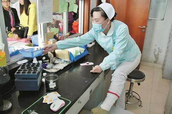 2岁宝宝昏厥抽搐,脚打石膏女护士跪地施救,直