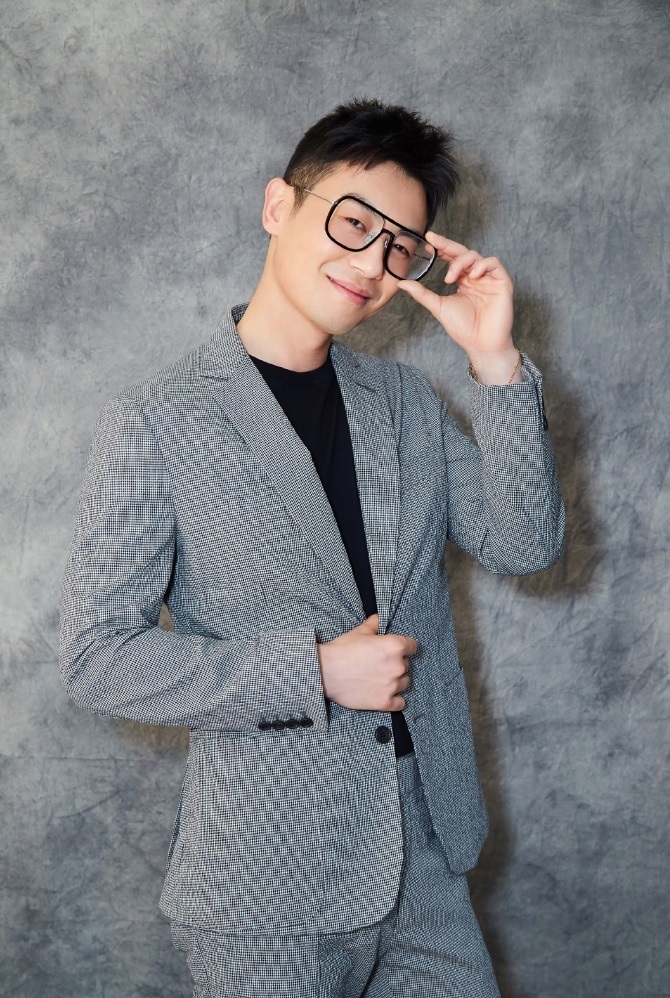 朱亚文戴眼镜装斯文,网友:不敢多看,像是港剧里