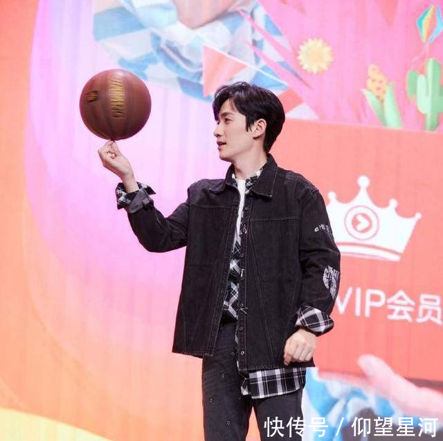 朱一龙出山,制作破洞裤,曝光最爱火锅底料,带配