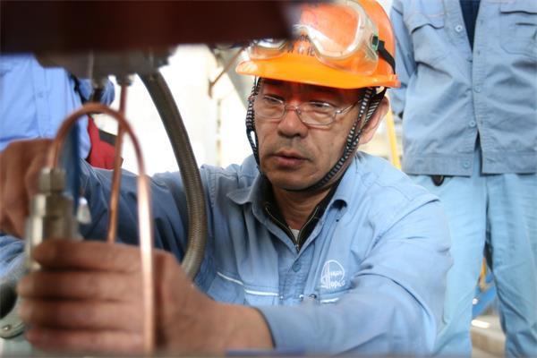 老员工旷工1天被辞退, 走前在车间摸了一圈,