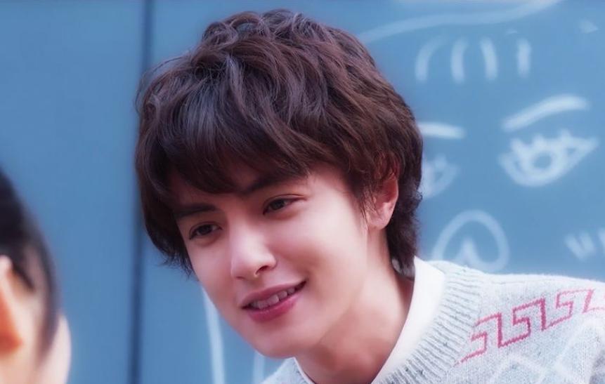 官鸿表白陈乔恩,自己被感动落泪了对一个人崇