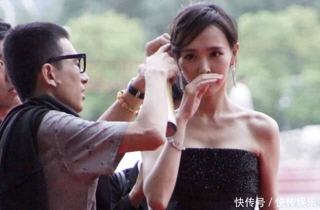 唐嫣参加活动,随行化妆师不停补妆真是操碎了
