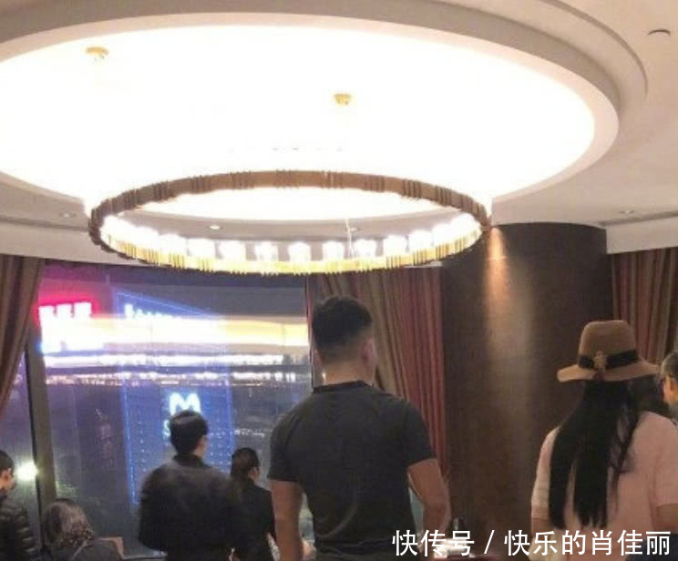 张馨予升级当妈,照片一个细节暴露宝宝性别,太