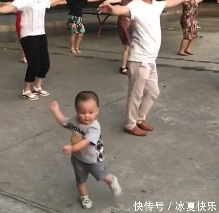 一岁多的宝宝跳广场舞,让人不服气都不行