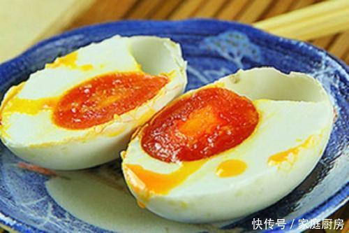 据专家考证，这种方法腌制的咸鸭蛋出油最多口味最好，营养最高