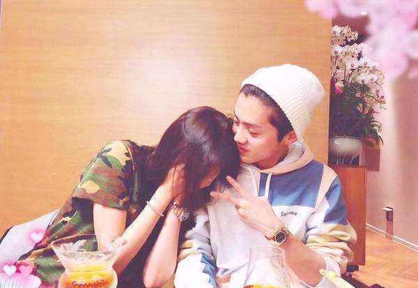 鹿晗高调为女友庆生,关晓彤两手托脸超美,网友