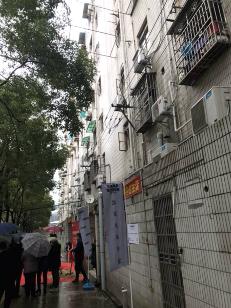 静安远龙公寓5台加装电梯同时开工 业主成立联建小组破解\"老大