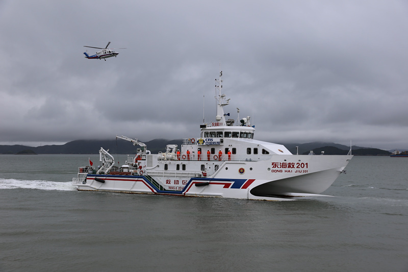 一架载200名乘客的客机空中起火，坠入我国海域，直升机紧急出动