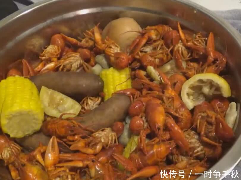 小伙学中国人吃小龙虾,把100只虾扔进锅里,网
