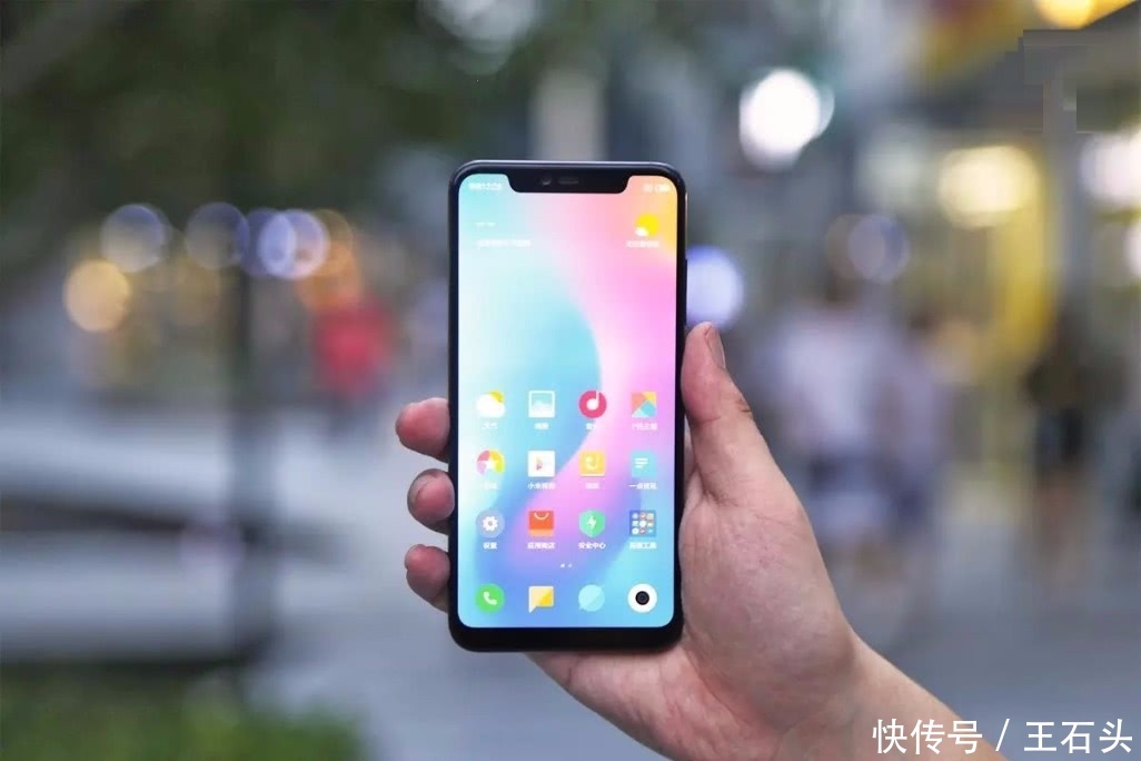 小米8发布两个月,想买的大概都买到了,不想买的大概是在等小米8 透明探索版。现在小米8透明探索版开卖了,想买的估计都买不到,因为开售当天,1分钟之内就售罄了,人气非常火爆。 既然买不到,我们可以提前看看图片啊!先从包装正面下手,与小米8标准版不同,透明探索版的包装盒也明显更大,一个正方形的黑色盒子,金色的数字8 印在盒子的正中间,没有多余的装饰,看起来就是一个高端版。 纵向推开外纸壳,手机直接呈现在我们眼前,依然摆放在盒子正中间。但在内部我们看到有不少的奇思妙想,内盒使用一块透明亚克力材质的盒子包裹