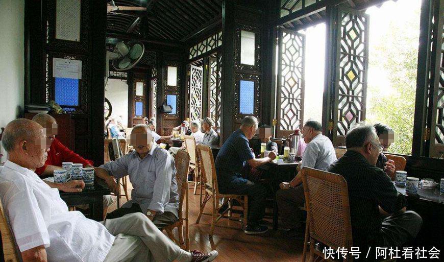 男子花100万开茶馆,茶好服务好却没有客人,他