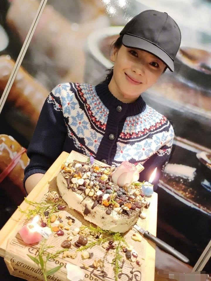 刘涛DIY超诱人蛋糕为好友庆生太暖心，不忘伸舌卖萌拍照的她很可爱