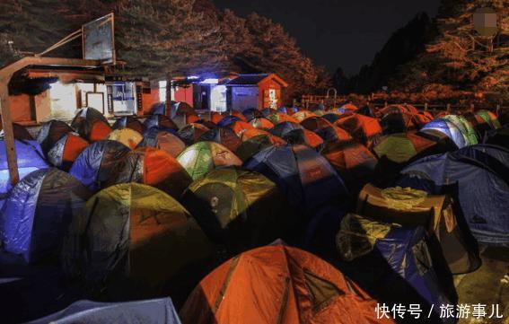 想在黄山顶峰上睡一晚, 你知道要花费多少钱吗?