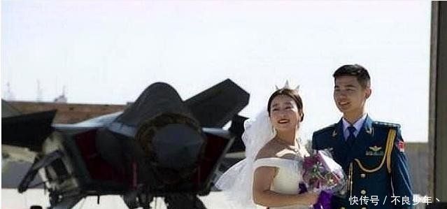 歼20飞行员廖勇烈士魂归故里!妻子痛哭老公