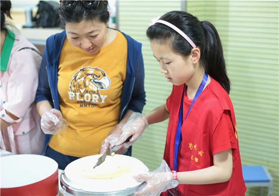 揚子晚報進校園 西點體驗展笑顏(圖5)