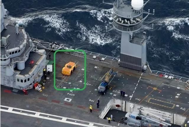 印度买航母花几十亿,却用拖拉机代替牵引车,是