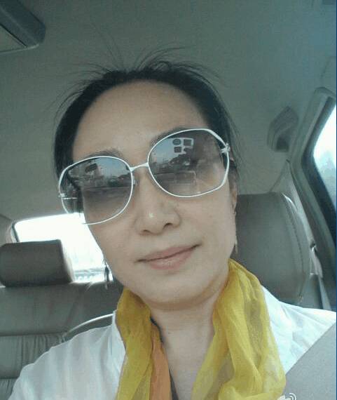 护士出身做演员,丈夫去世11年未嫁带女儿成励