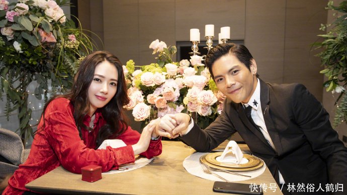 向佐求婚郭碧婷成功后首秀,海边相互依偎超甜