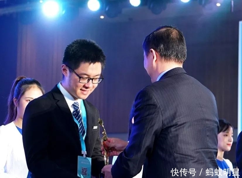 现在和爱人一起生活吗