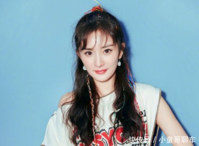杨幂12年前照片被曝,脸方的像五边形,跟现在差