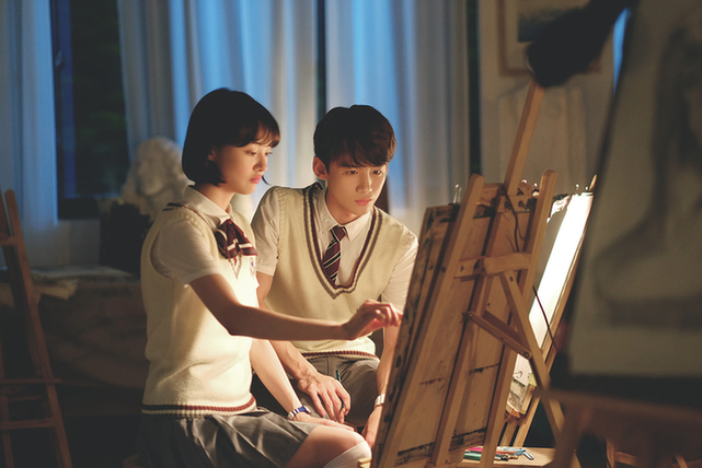 学生谈钢琴图片