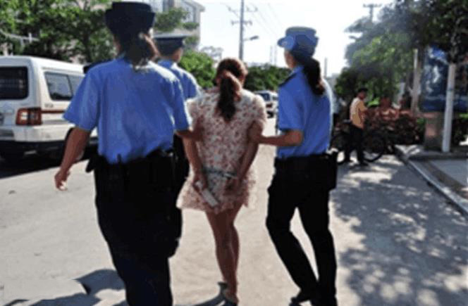 住出租屋,晚上被她灌醉,第二天醒来一看立马报警