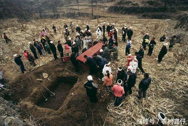 农村办丧事越来越复杂，无用的东西增加太多，车载大炮都用上了！