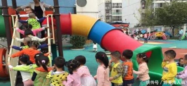 5岁家长被8岁女生撞下男孩,滑梯准备报警,女孩男孩高下面图片