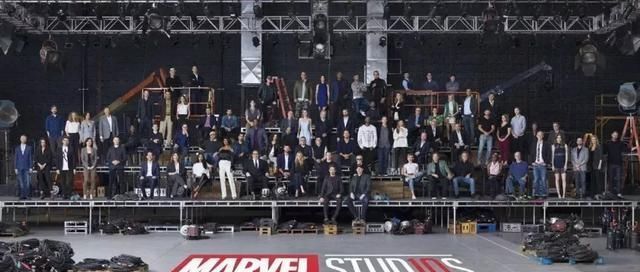 挤爆!复联4上映,今天凌晨的新加坡电影院堪比