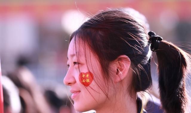 中考百日冲刺誓师大会,学生齐喊口号走过成功