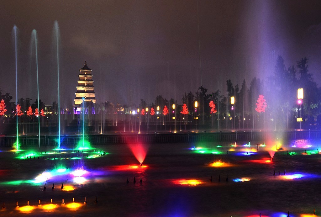 西安大雁塔广场喷泉表演暂停 五一后开放