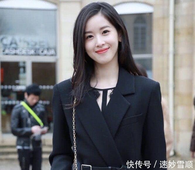 章泽天亮相巴黎时装周, 黑西装尽显霸气女王范