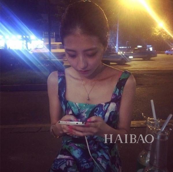 豆得儿坐王思聪大腿上晒钻戒!