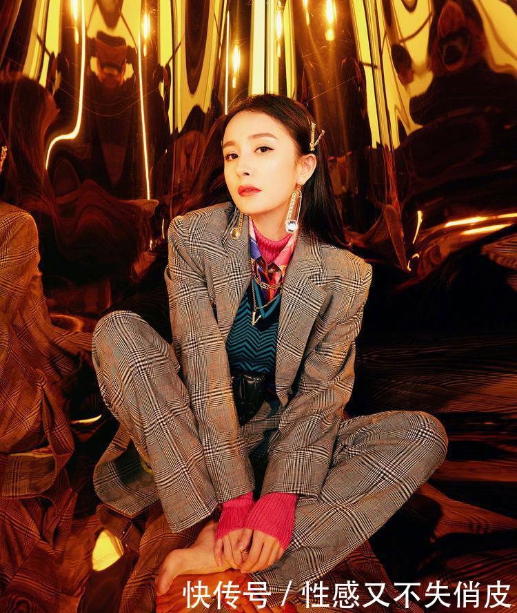 33岁杨幂的西装穿搭酷劲十足,女总裁就是要这么又美又飒 通博bet88 com