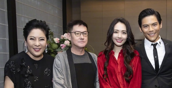 向佐成功求婚郭碧婷,闪亮鸽子蛋却被鞋子抢镜