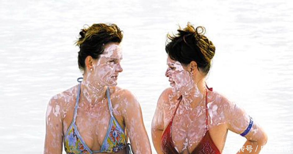 冰岛温泉，被众多美女占领，竟往脸上涂泥浆场面太费解!