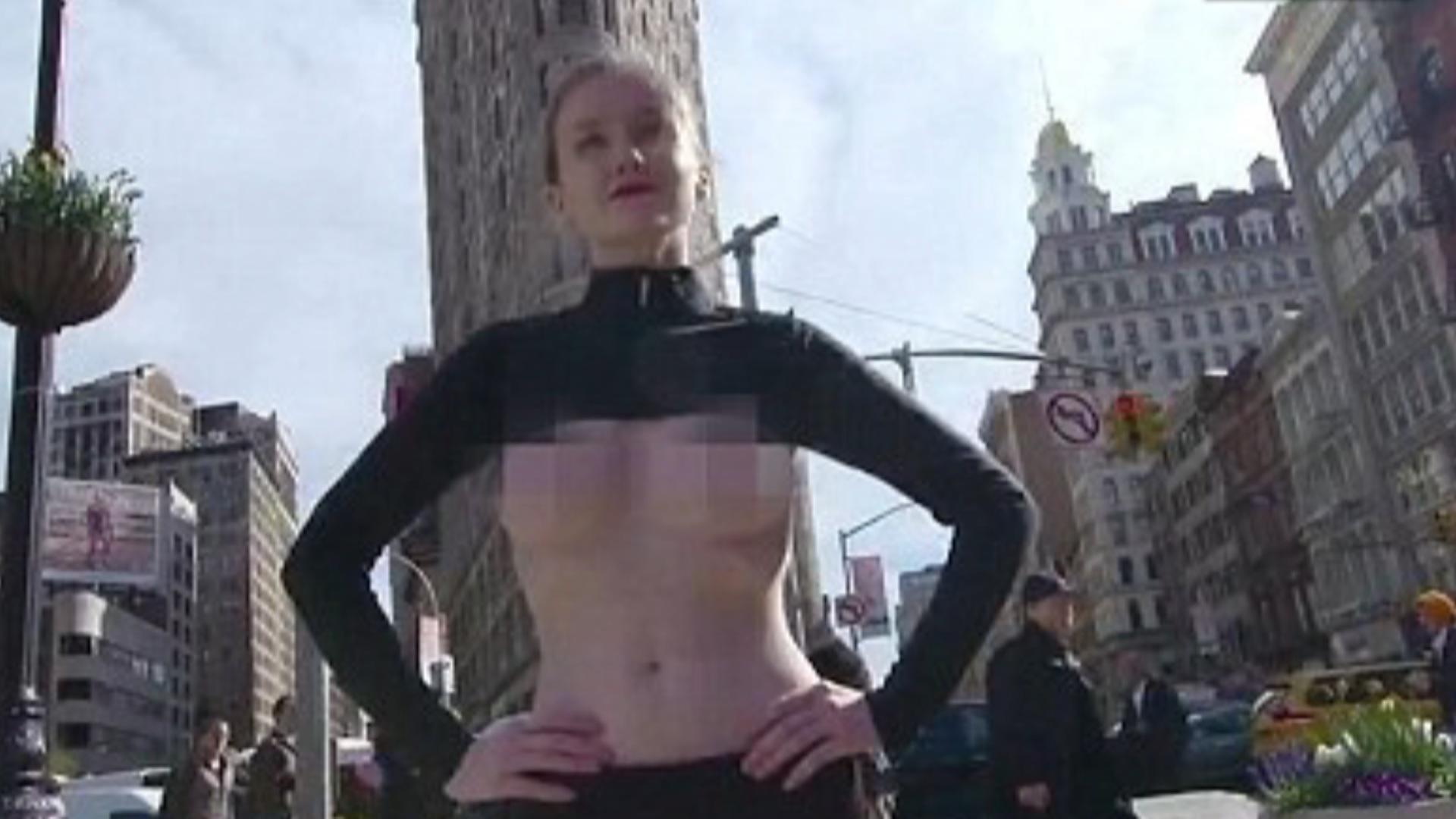 名模艾米丽纽约城裸胸漫步，这是行为艺术？