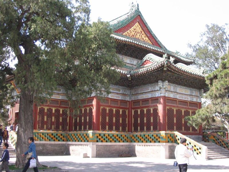 金灭辽后,金世宗完颜雍以琼华岛为中心建造太宁宫,又将挖湖的泥土扩充