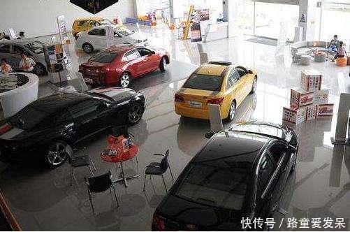 弟弟要买车,我偷偷给他转10万,去银行取钱时我愣住了